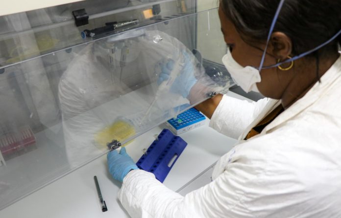 Dr Edith NKWEMBE, Microbiologist of INRB DRC using laboratory reagents to identify COVID-19 (4)_1 (1)